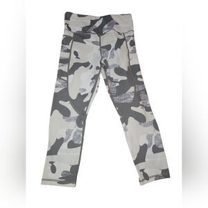 #109 NWOT ZYIA Active Gray Camo Capri Leggings Sz 6-8